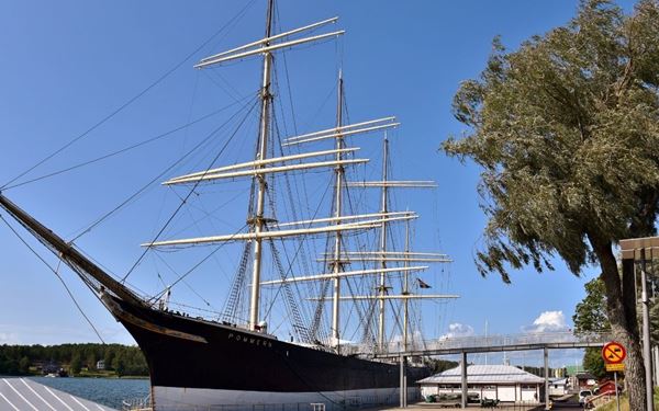 The Pommern is a legendary four-masted sailing ship anchored in the harbor of Mariehamn. Built in 1903, it is the only ship of its kind preserved in its original state. A tour of the vessel provides an immersive look into the life of merchant sailors and the islands' deep-rooted maritime heritage. It is a proud symbol of the era when Åland's sailing fleets traveled across the world's oceans.
