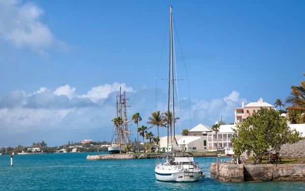 St. George’s is a UNESCO World Heritage site and the oldest continuously inhabited English town in the New World. Its narrow winding streets, historic stone buildings, and sites like St. Peter's Church reflect four centuries of history. The town’s charming colonial architecture and maritime atmosphere provide a nostalgic journey into Bermuda’s past, far away from the modern buzz of Hamilton.