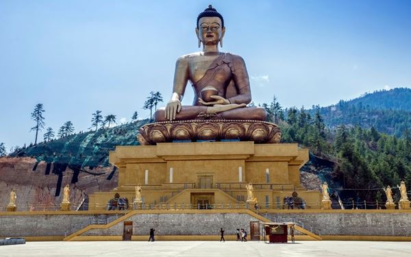 This massive golden Buddha statue overlooks the capital city of Thimphu from a hilltop. Standing at over 50 meters tall, it is one of the largest Buddha rupas in the world. Inside the main statue, there are 125,000 smaller gilded Buddhas. The site offers a peaceful atmosphere and spectacular views of the Thimphu Valley, symbolizing prosperity and peace for the kingdom and the world.