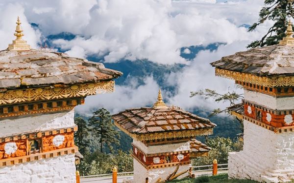 Located on the road between Thimphu and Punakha, Dochula Pass is famous for its 108 memorial chortens (stupas) built against a backdrop of the majestic Himalayas. On clear days, visitors can enjoy a breathtaking panoramic view of the highest snow-capped peaks of Bhutan. It is a site of both natural beauty and spiritual significance, surrounded by colorful prayer flags fluttering in the wind.