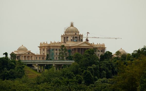The Istana Nurul Iman is the official residence of the Sultan of Brunei and holds the title of the world's largest residential palace. While it is only open to the public during the Hari Raya festival, its massive golden domes and grand architecture can be admired from the river or nearby parks. It stands as a magnificent symbol of the country's wealth, monarchy, and Islamic heritage.