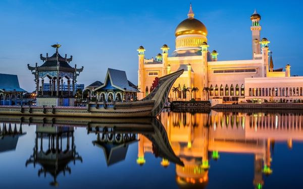 Located in Bandar Seri Begawan, this mosque is considered one of the most beautiful in the Asia-Pacific region. With its golden domes and marble walls, it reflects grand Islamic architecture. Built on an artificial lagoon, the mosque appears to float on water, especially when illuminated at night, making it a symbol of Brunei's rich heritage and devotion.