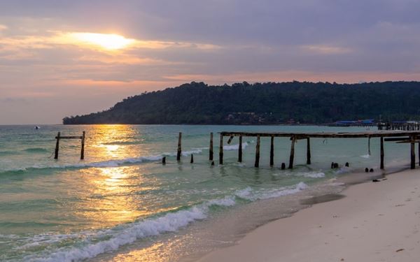 Koh Rong is a tropical paradise known for its pristine white-sand beaches and vibrant turquoise waters. It is the perfect destination for those looking to escape the hustle of the mainland. Visitors can enjoy snorkeling, diving, or simply relaxing in a hammock. At night, some beaches offer the magical sight of bioluminescent plankton glowing in the water, creating a fairytale island experience.