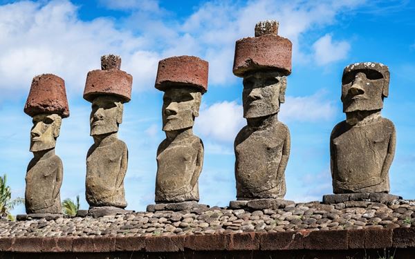 Easter Island is a remote volcanic island famous for its nearly 900 monumental statues called moai, created by the early Rapa Nui people. Visitors can explore the Rano Raraku quarry and the ceremonial platforms of Ahu Tongariki. This UNESCO site combines mysterious ancient history with rugged coastal beauty and unique Polynesian culture.