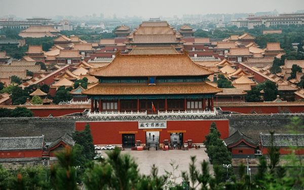 Located in the heart of Beijing, the Forbidden City was the former imperial palace for the Ming and Qing dynasties. This vast complex of traditional Chinese palatial architecture contains thousands of rooms and priceless artworks. It is a UNESCO World Heritage site that offers a profound look into the lives of Chinese emperors and royal history.