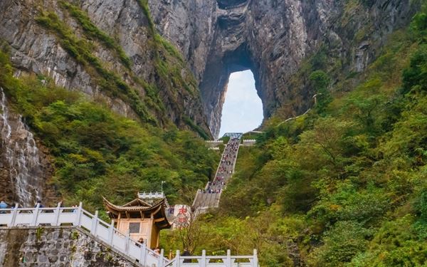 This park is famous for its towering, pillar-like sandstone formations, which served as the inspiration for the "Hallelujah Mountains" in the movie Avatar. Visitors can ride the world's tallest outdoor elevator or walk across the glass bridge over the canyon. The misty, ethereal scenery of Zhangjiajie is unlike anywhere else on Earth.