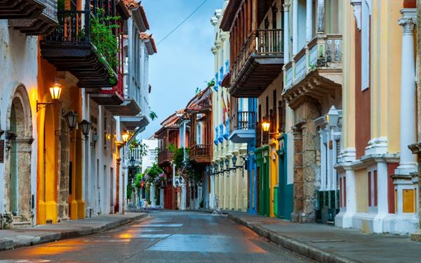 Cartagena’s Walled City is a UNESCO World Heritage site filled with colorful colonial buildings, flowered balconies, and cobblestone streets. Walking through the historic center feels like stepping back in time. The city’s vibrant Caribbean atmosphere, historic forts, and lively plazas make it one of the most romantic and charming destinations in South America.
