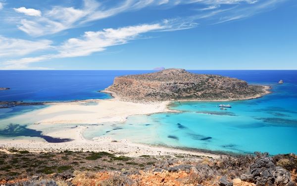 Balos is one of the most photographed beaches in Greece, famous for its turquoise shallow waters and white, pinkish sands. Located on the rugged Gramvousa Peninsula, it is a wild and exotic paradise. Accessible by boat or a hike, the lagoon offers a breathtaking natural setting with a panoramic view of the surrounding mountains and sea, making it a must-visit for nature lovers and photographers.