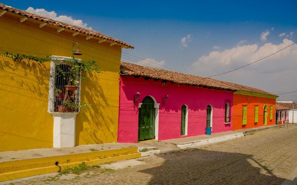 Suchitoto is a charming colonial town known as the cultural capital of El Salvador. It features cobblestone streets, vibrant art galleries, and the iconic white Santa Lucia Church. Overlooking Lake Suchitlán, the town offers a peaceful and nostalgic atmosphere. It is a hub for local crafts and traditional festivals, providing a perfect look into the country’s colonial heritage and its thriving contemporary art scene.