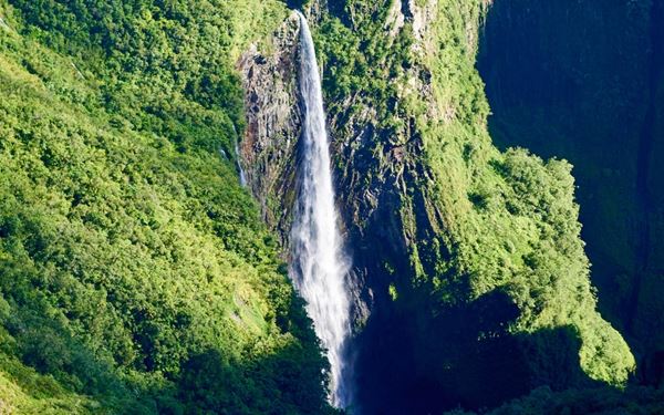 Trou de Fer, or the "Iron Hole," is a spectacular canyon known for its massive 300-meter drops and numerous cascading waterfalls. It is most famous for its dramatic horseshoe-shaped abyss draped in lush, primeval rainforest. Often explored via helicopter or intense canyoning expeditions, it is considered one of the most stunning and wild natural wonders of the Southern Hemisphere, offering a truly cinematic and awe-inspiring view.