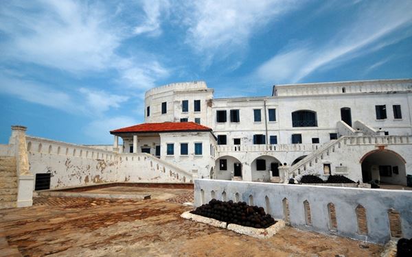Cape Coast Castle is a historic site and a UNESCO World Heritage monument that played a central role in the trans-Atlantic slave trade. The museum and the "Door of No Return" offer a somber and educational experience about human history. Located on the Gulf of Guinea, it stands as a significant landmark for reflection and cultural heritage in West Africa.