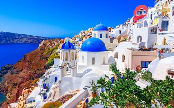 Oia is the most famous village in Santorini, renowned for its whitewashed buildings, blue-domed churches, and spectacular sunset views over the caldera. Perched on the edge of a cliff, its narrow paths and luxury boutiques offer the quintessential Greek island experience. It is a dream destination for photographers and travelers seeking Mediterranean beauty.