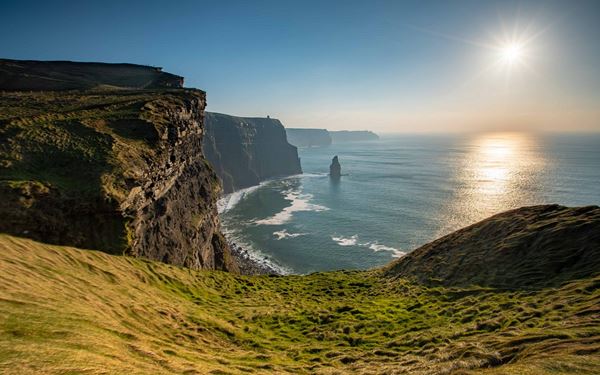 The Cliffs of Moher are one of Ireland’s most iconic natural landmarks, stretching for 8 kilometers along the Atlantic coast. The sheer cliffs rise 214 meters above the crashing waves, offering breathtaking views of the Aran Islands and Galway Bay. It is a place of raw natural beauty and dramatic landscapes that perfectly captures the wild and poetic spirit of the Emerald Isle.