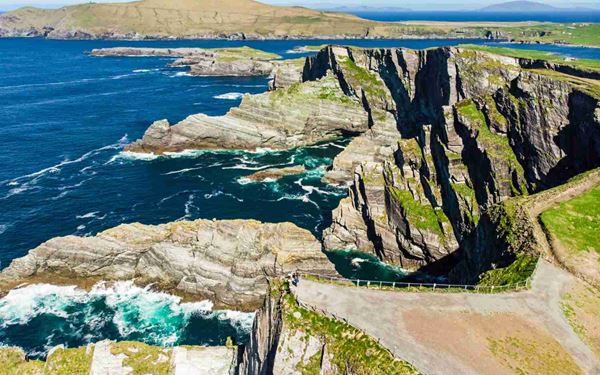 The Ring of Kerry is a world-famous 179-kilometer scenic drive that winds through rugged coastal landscapes, emerald-green valleys, and charming villages like Killarney. Along the way, visitors can see ancient stone forts, pristine lakes, and the Skellig Islands in the distance. It offers a quintessential Irish experience, blending spectacular Atlantic vistas with rich history and folklore.