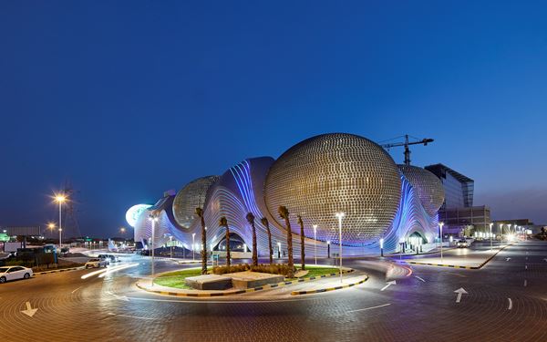 The Avenues is Kuwait's largest shopping mall and one of the most impressive in the world, featuring diverse districts that mimic outdoor shopping streets under transparent roofs. From high-end luxury brands to traditional souk-style areas, it offers a world-class retail and dining experience. It is a modern hub of social life and a testament to Kuwait's taste for contemporary architecture and luxury.