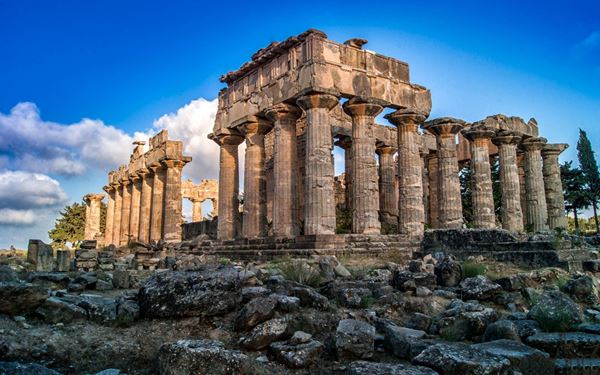 Cyrene was one of the principal cities of the ancient Hellenic world, founded by Greeks in 631 BC. The archaeological site features impressive temples dedicated to Apollo and Zeus, as well as a large necropolis. Perched on a lush plateau overlooking the Mediterranean, its ruins offer a fascinating blend of Greek and Roman history, showcasing the cultural importance of Libya in classical antiquity.