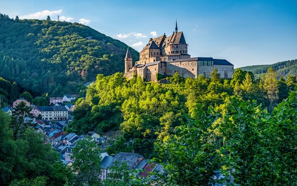Vianden Castle is one of the largest and most beautiful feudal residences of the Romanesque and Gothic periods in Europe. Perched on a rocky promontory overlooking the Our River and the town of Vianden, it has been painstakingly restored. Exploring its grand halls, kitchens, and dungeons offers a magical journey into the medieval past, set against the backdrop of the lush Ardennes forest.