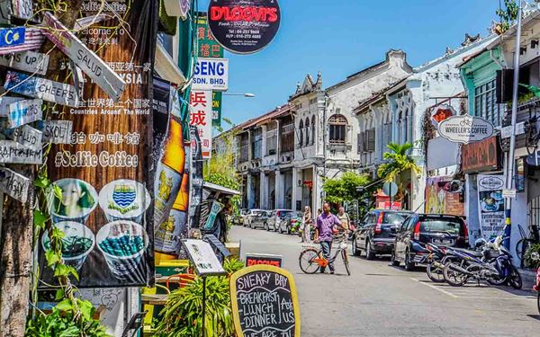 George Town is a UNESCO World Heritage site famous for its well-preserved colonial architecture, colorful street art, and world-class street food. Walking through its historic core reveals a rich tapestry of Chinese shophouses, British mansions, and ornate temples. It is a cultural melting pot that offers a unique and nostalgic glimpse into Malaysia’s diverse heritage and culinary traditions.