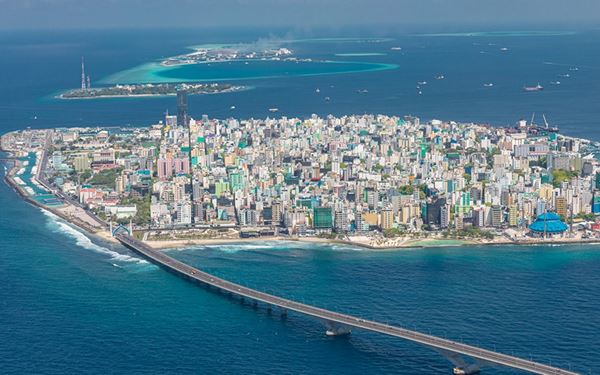 Malé, the capital of the Maldives, is one of the most densely populated cities in the world. Visitors can explore the historic Friday Mosque, the bustling fish market, and the colorful local bazaar. It offers a stark contrast to the quiet resort islands, providing a deep insight into the daily life, culture, and history of the Maldivian people amidst the vast Indian Ocean.