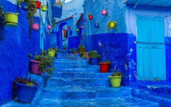 Known as the "Blue Pearl," Chefchaouen is famous for its striking blue-washed buildings nestled in the Rif Mountains. Walking through its tranquil streets offers a peaceful escape, with beautiful Spanish-Moorish architecture and vibrant local crafts. It is one of the most picturesque towns in Morocco, providing a unique and serene atmosphere for photographers and travelers alike.