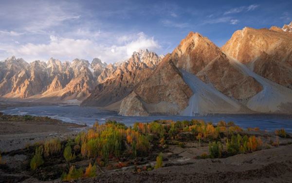 The Hunza Valley is a mountainous paradise in northern Pakistan, surrounded by several peaks rising above 7,000 meters. Known for its breathtaking scenery, friendly locals, and the historic Altit and Baltit forts, it is often referred to as "Shangri-La." The valley’s vibrant blossoms in spring and golden hues in autumn make it a dream destination for nature lovers and photographers.