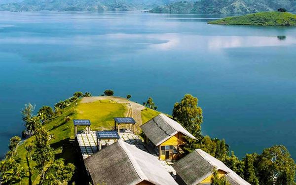 Lake Kivu is one of Africa’s Great Lakes, known for its emerald-green waters and stunning mountainous surroundings. The lakeside towns of Rubavu and Karongi offer a peaceful retreat with beautiful beaches and boat tours to explore hidden islands. It is an ideal spot for relaxation, kayaking, and enjoying the serene landscape after a wildlife safari in the national parks.