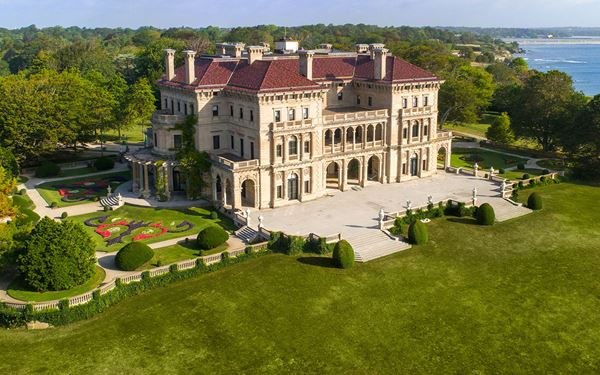 The Breakers is the grandest of Newport's "summer cottages" and a symbol of the Vanderbilt family's social dominance during the Gilded Age. This 70-room Italian Renaissance-style palazzo features opulent interiors with gold leaf and rare marble. A tour of the mansion and its sprawling oceanfront gardens provides a fascinating look into the lives of America's wealthiest industrial titans.