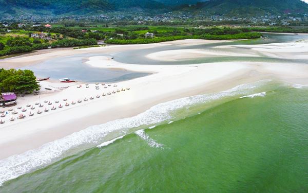 River No. 2 Beach is widely considered one of the most beautiful beaches in Africa, featuring pure white sand and a crystal-clear river that flows into the Atlantic Ocean. Surrounded by lush green mountains, it offers a breathtaking and tranquil tropical setting. It is the perfect place for swimming, boat trips to nearby mangroves, and enjoying fresh seafood while experiencing the serene coastal beauty of the Freetown Peninsula.