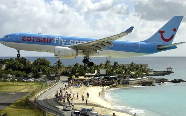Maho Beach is world-famous for its proximity to Princess Juliana International Airport, where large jet aircraft fly directly over the heads of beachgoers at incredibly low altitudes. It offers a unique thrill for aviation enthusiasts and photographers. Beyond the planes, the beach features beautiful turquoise waters and vibrant beach bars, making it one of the most exciting and iconic tourist spots in the Caribbean.