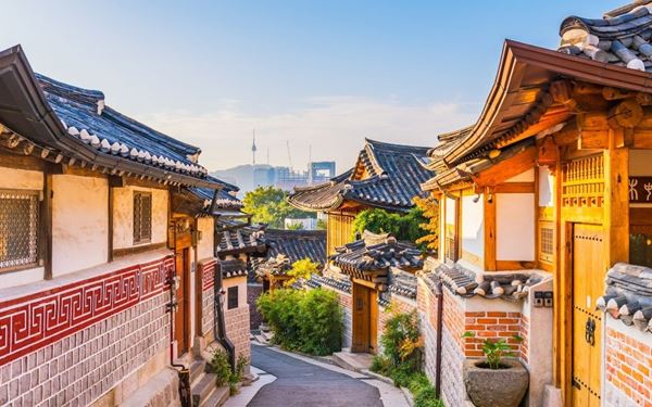 Bukchon Hanok Village is a historic residential area in Seoul filled with hundreds of "hanoks" (traditional Korean houses). Walking through its narrow alleys offers a glimpse into a 600-year-old urban environment preserved amidst the modern city. It is a cultural hub where visitors can experience traditional tea houses, workshops, and stunning views of the surrounding cityscape.