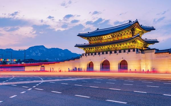 Gyeongbokgung is the largest and most iconic of the Five Grand Palaces built during the Joseon Dynasty. Located in the heart of Seoul, it features beautiful traditional architecture and tranquil pavilions. Visitors can watch the Royal Guard Changing Ceremony and explore the vast grounds, providing a deep dive into Korea's royal history and its elegant cultural heritage.