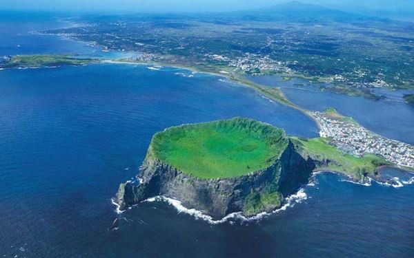 Jeju Island is a volcanic wonderland and home to Hallasan, the highest mountain in South Korea. The island is famous for its unique basalt rock formations, lush landscapes, and pristine beaches. As a UNESCO World Heritage site, it offers incredible hiking, waterfalls, and a relaxed island atmosphere, making it a favorite retreat for nature lovers and honeymooners alike.