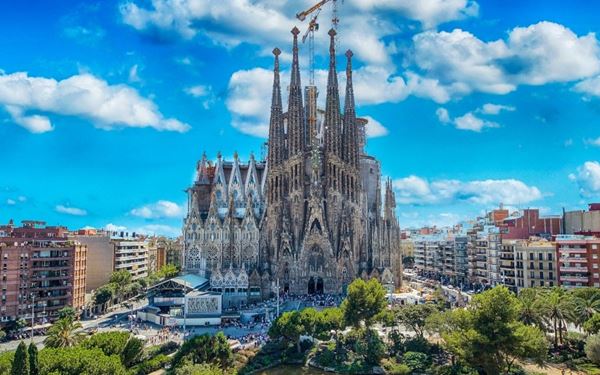 The Sagrada Família in Barcelona is a breathtaking masterpiece of Art Nouveau and Gothic architecture designed by Antoni Gaudí. Though still under construction, its intricate facades and forest-like interior columns are world-famous. As a UNESCO World Heritage site, it stands as a unique symbol of spiritual devotion and one of the most visionary buildings in the world.