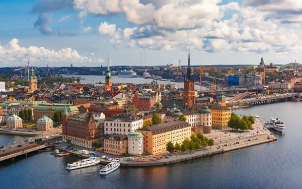 Gamla Stan is Stockholm’s historic Old Town, one of the largest and best-preserved medieval city centers in Europe. Its narrow cobblestone streets are lined with colorful buildings, the Royal Palace, and historic churches. It offers a charming atmosphere filled with artisan shops and cozy cafes, perfectly capturing the maritime history and Nordic soul of the Swedish capital.