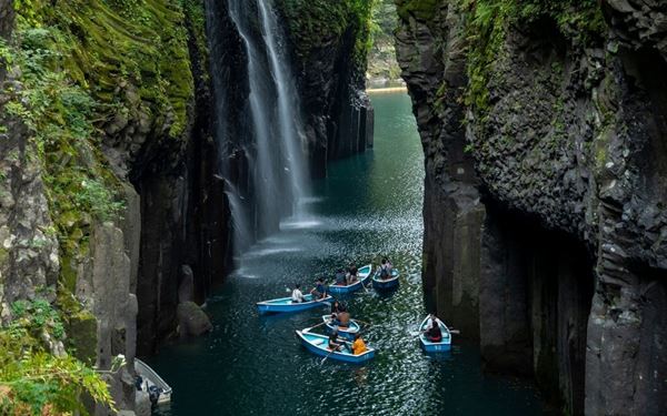 Taroko National Park is famous for its spectacular marble-walled canyons and the turquoise Liwu River. Visitors can explore the Eternal Spring Shrine and the Tunnel of Nine Turns, which offer dramatic views of steep cliffs and waterfalls. It is a premier destination for hiking and nature lovers, showcasing the raw and majestic geological beauty of Taiwan’s rugged eastern coast.