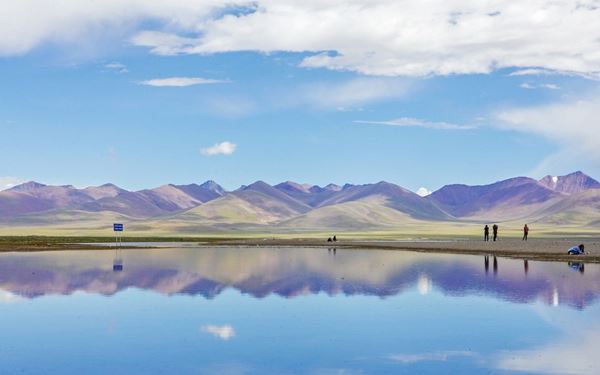 Namtso, or "Heavenly Lake," is one of the highest saltwater lakes in the world, famous for its crystal-clear turquoise waters and the backdrop of snow-capped Nyenchen Tanglha mountains. It is a sacred site for pilgrims who walk the kora around its shores. The lake’s ethereal beauty, high-altitude air, and the presence of nomadic herders create a mystical and serene atmosphere in the heart of the plateau.