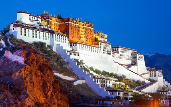 The Potala Palace is a majestic fortress and the former winter residence of the Dalai Lama, perched high above Lhasa. This UNESCO World Heritage site is a masterpiece of Tibetan architecture, featuring thousands of rooms filled with golden statues, sacred scrolls, and intricate murals. It stands as a powerful symbol of Tibetan Buddhism and the region’s rich history, offering breathtaking views of the Himalayas.