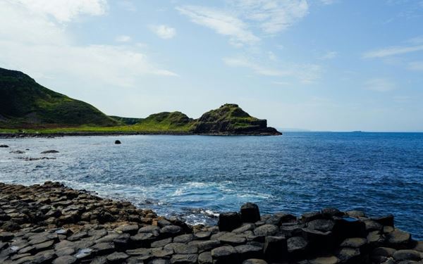 Located in Northern Ireland, the Giant’s Causeway is a natural wonder consisting of about 40,000 interlocking basalt columns. Formed by volcanic activity millions of years ago, the hexagonal pillars create a unique landscape along the Atlantic coast. It is steeped in local folklore and offers breathtaking coastal walks, making it a must-visit for nature and myth enthusiasts.