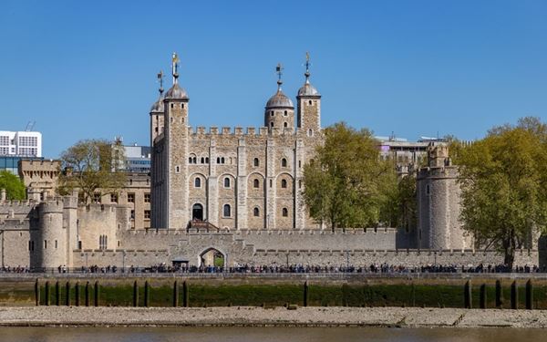 The Tower of London is a historic fortress on the banks of the River Thames that has served as a royal palace, a prison, and a treasury. It is home to the priceless Crown Jewels and the famous Yeoman Warders (Beefeaters). Exploring its ancient walls and towers provides a thrilling and sometimes dark journey through nearly a thousand years of British royal history.