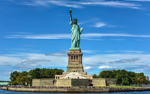 The Statue of Liberty is a global symbol of freedom and democracy, standing on Liberty Island in New York Harbor. A gift from France, it has welcomed millions of immigrants to the USA for over a century. Visitors can take a ferry to the island and climb to the pedestal or crown for stunning views of the Manhattan skyline, making it an essential American landmark.