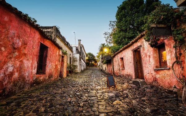 This UNESCO World Heritage site is one of the oldest towns in Uruguay, featuring a beautifully preserved historic quarter with cobblestone streets and colonial architecture. Founded by the Portuguese, it reflects a blend of Portuguese and Spanish styles. Walking past the lighthouse and through the "Street of Sighs" offers a romantic, nostalgic journey into the past, set along the peaceful banks of the Río de la Plata.