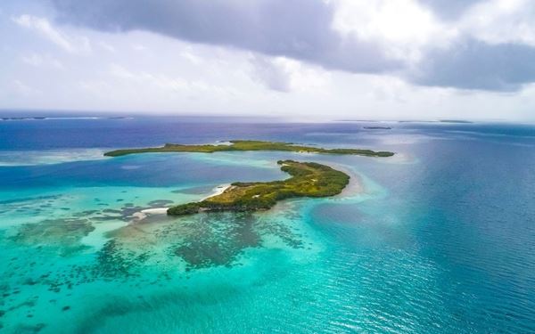 Los Roques is a stunning marine national park consisting of over 300 islands and cays surrounded by a massive coral reef. It is a paradise for kite-surfing, diving, and relaxing on pristine white sandbars like Cayo de Agua. With its crystal-clear turquoise lagoons and vibrant marine life, it offers an exclusive and tranquil Caribbean experience, protecting one of the most diverse and beautiful aquatic ecosystems in South America.
