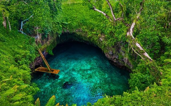 To-Sua is a world-unique natural swimming hole, a 30-meter deep sunken pool filled with crystal-clear turquoise seawater. Accessible by a steep wooden ladder, it is surrounded by lush tropical gardens and connected to the ocean via an underwater tunnel. It is a spectacular and magical landmark on Upolu Island, offering one of the most surreal and beautiful swimming experiences in the entire South Pacific.