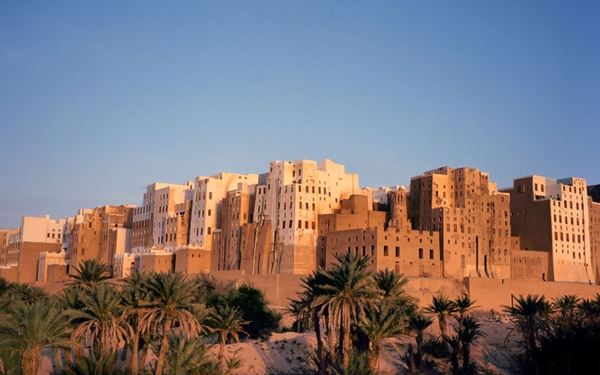 Known as the "Manhattan of the Desert," Shibam is a UNESCO World Heritage site featuring the world's first skyscrapers, built entirely of mud brick. Some of these 16th-century buildings are over seven stories tall. Located in the Wadi Hadramaut, the city’s vertical architecture was a defense against nomad attacks. It is an extraordinary example of ancient urban planning and a testament to the ingenuity of traditional desert construction.