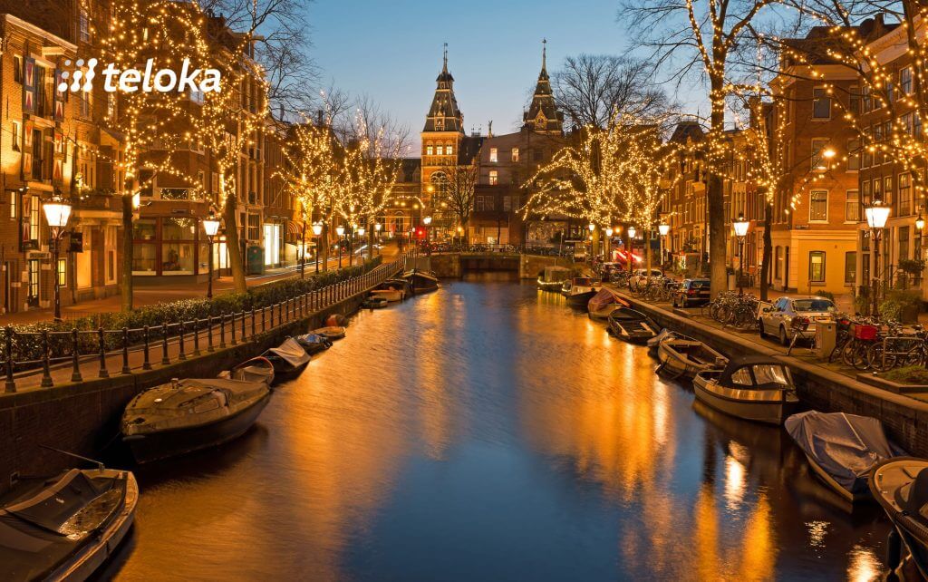 Amsterdam-lights-up-the-night